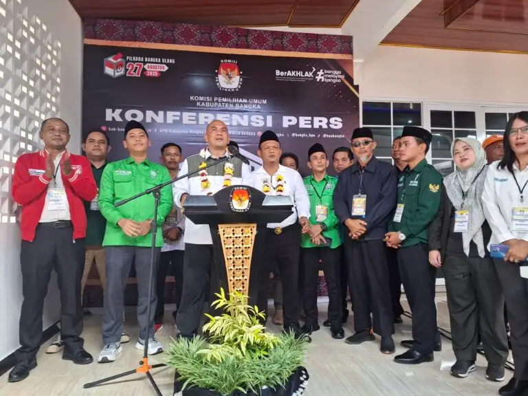 Foto: Andi Kusuma saat memberikan keterangan dalam konferensi pers saat pendaftaran Pilkada Ulang Bangka 2025