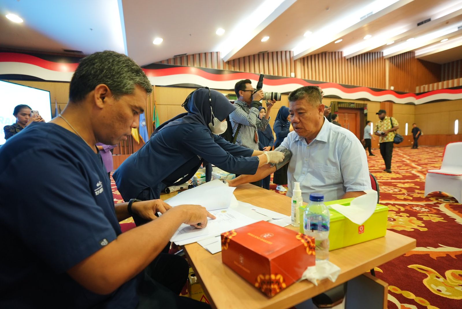Foto: Gubernur Hidayat Arsani tampak melakukan pemeriksaan kesehatan sebelum mengikuti retreat kepala daerah. (Dok: Diskominfo Babel)
