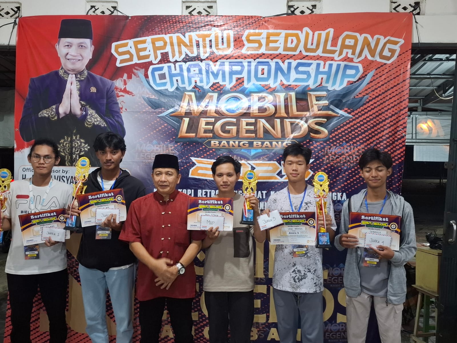 Foto: Aksan Visyawan bersama bibit-bibit muda e-sport MLBB Bangka. (Dok: Ist)