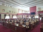 Foto: Penampakan sidang paripurna DPRD kota Pangkalpinang terlihat sepi hanya diisi beberapa wakil rakyat.
