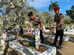 Foto: Kapolres Bangka, AKBP Deddy Dwitiya Putra melakukan proses tabur bunga di Makam Pahlawan Padma Satria
