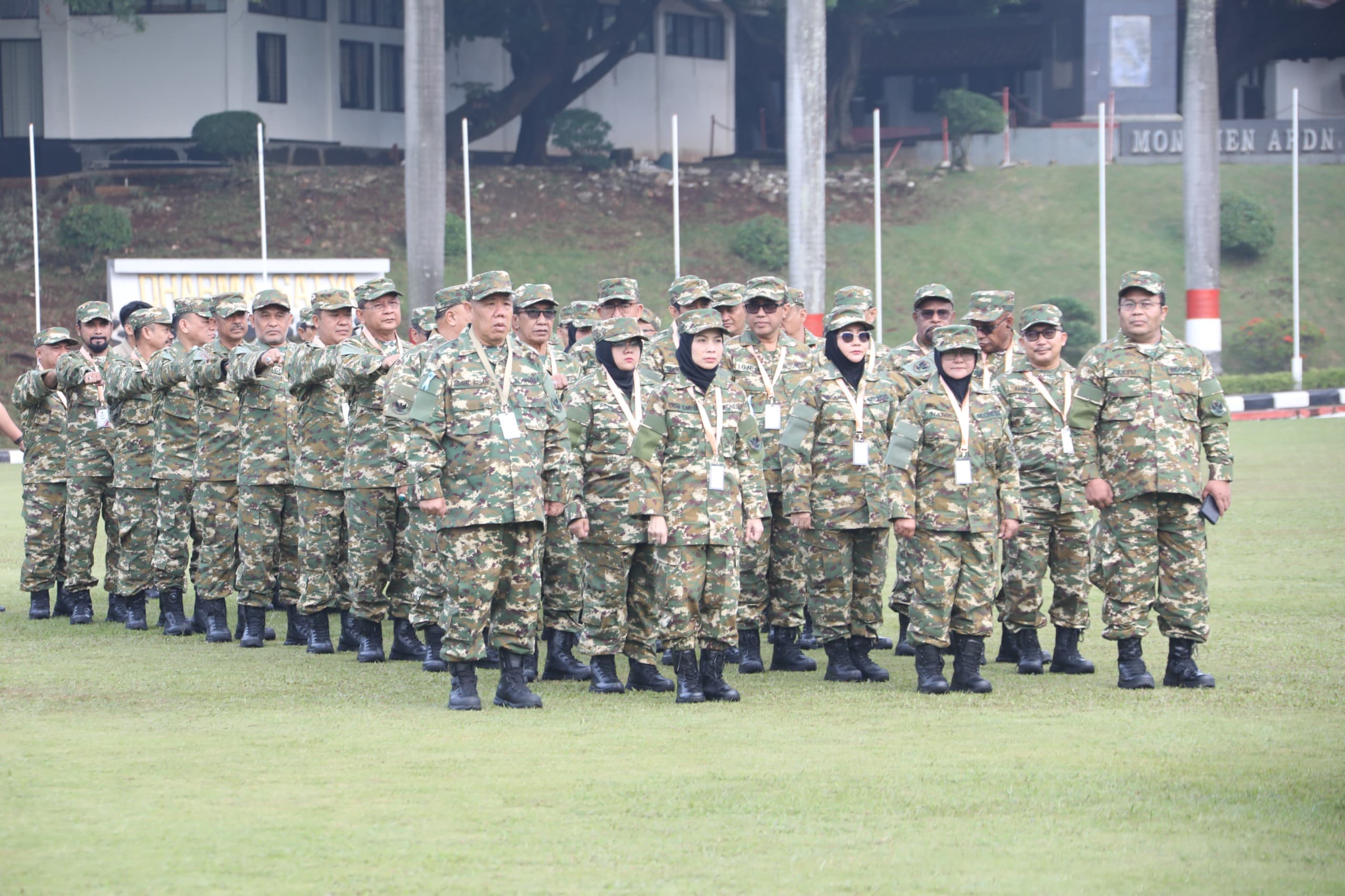 Foto: Gubernur Babel Hidayat Arsani tampak menjadi pemimpin barisan apel dalam retret hari kedua kepala daerah. (Dok: Diskominfo Babel)