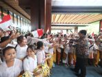 Foto:RIUH! Para pelajar sambut kedatangan Prabowo Subianto.