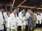 Foto: Presiden Prabowo bersalaman dengan beberapa dokter spesialis serta mendengarkan langsung terkait pendidikannya.