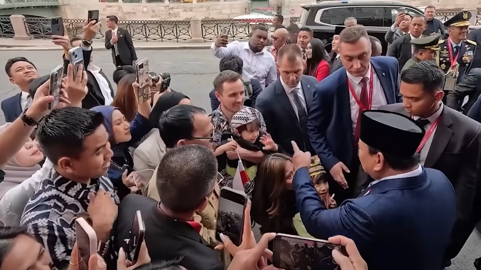 Foto: Kunjungan Prabowo di Russia dimintai lego oleh anak-anak. (Dok: Seskab Merah Putih)