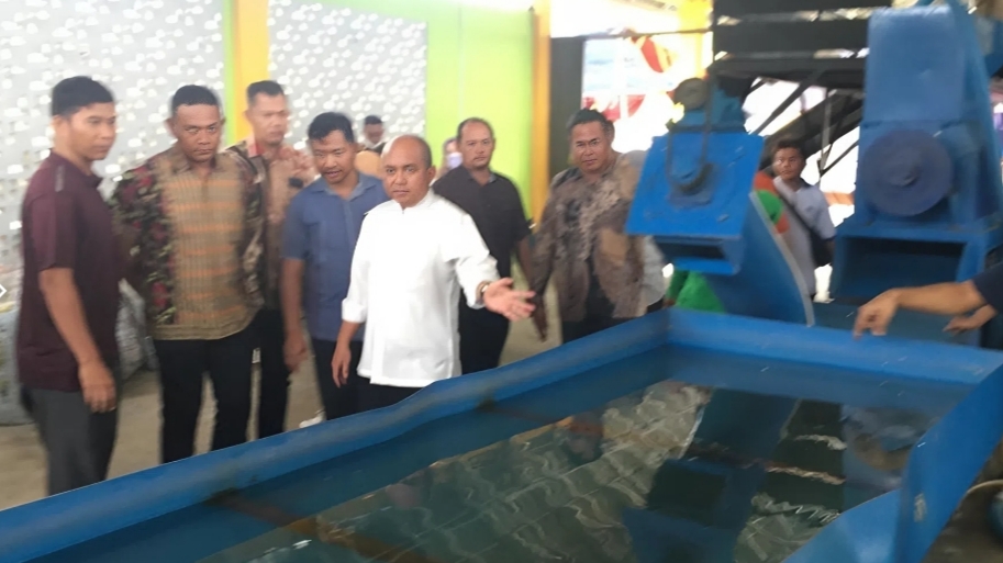 Foto: Jejak dari Maulan Aklil (Molen) saat kegiatan Infrastruktur Livelihood Berbasis Kawasan (ILBK) tempat pengolahan sampah Reduce-Reuse-Recyle (TPS 3R), pada Jumat (23/12/2022).