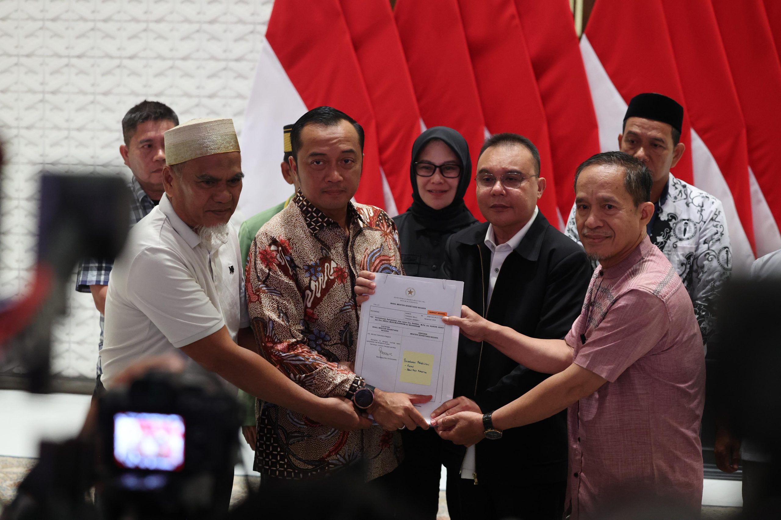 Prabowo serahkan surat rehabilitasi kepada Rasnal dan Abdul Muis di Lanud Halim (Dok. Biro Pers Sekretariat Presiden)