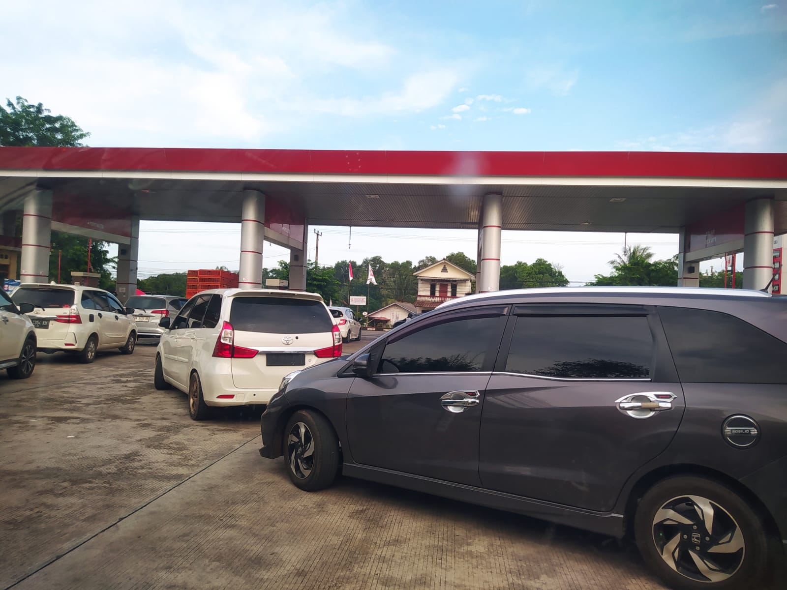 Antrian yang mengular di Beberapa Stasiun BBM Kabupaten Bangka membuat resah masyarakat (Foto: ist)