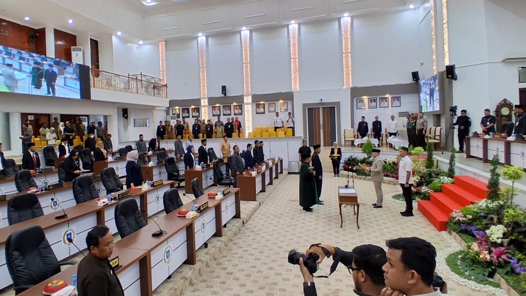 Pelantikan Rustam Mataris resmi dilantik sebagai Anggota DPRD Provinsi Kepulauan Bangka Belitung (Babel) Pengganti Antar Waktu (PAW) periode 2024-2029 (Foto: Ahmad Wahyudi/Berita-Fakta)