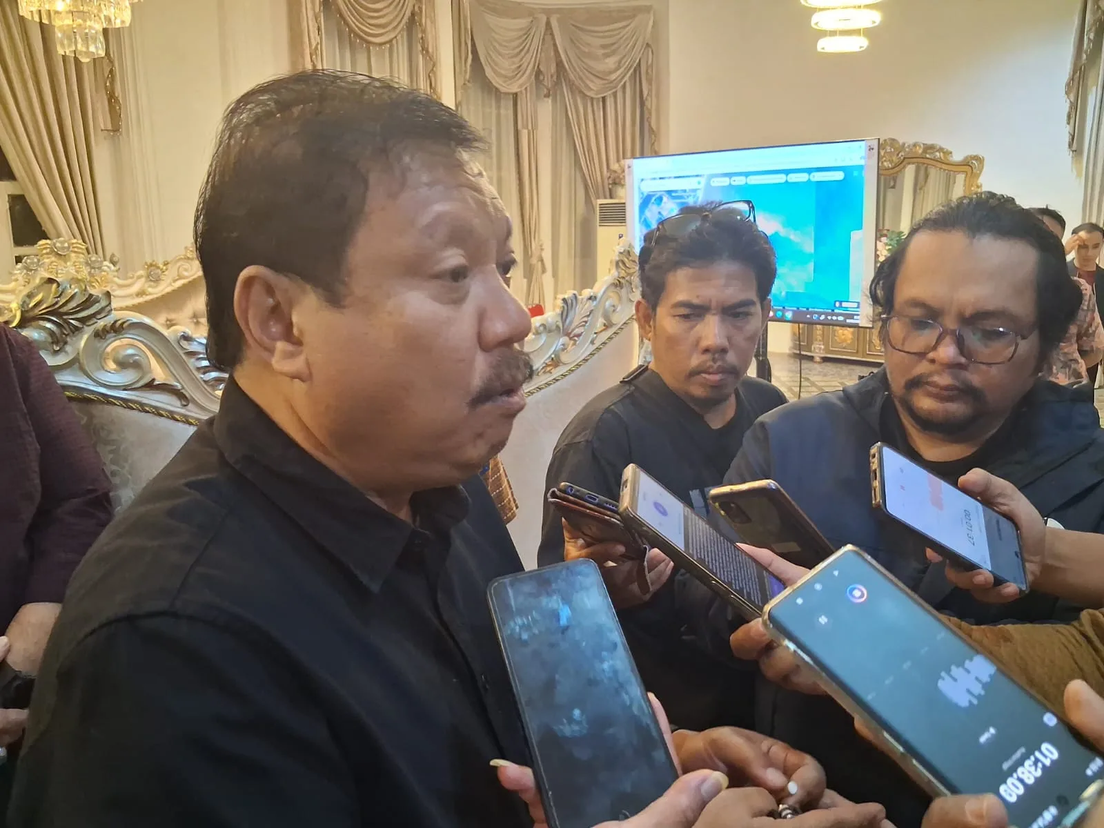 Walikota Prof Saparudin memberikan kejelasan terkait status tersebut saat diwawancarai awak media (Foto: AW/Berita-Fakta.com)