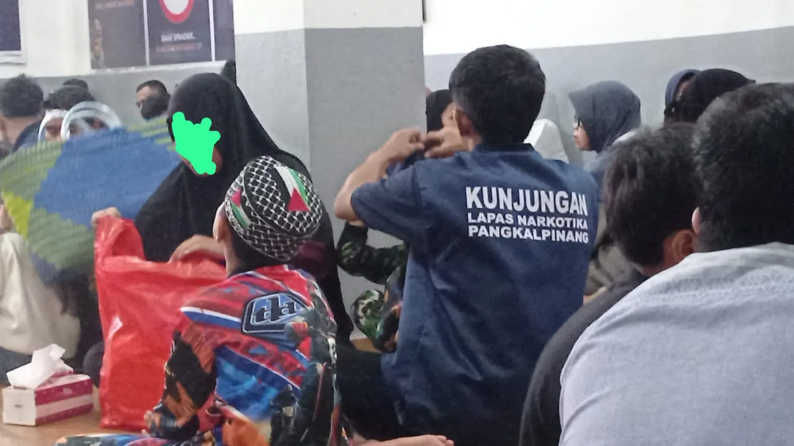 Senyum, tawa, bahkan raut haru tampak menghiasi wajah para warga binaan di Lapas Narkotika II Pangkalpinang (Foto: Eji A.D / Berita-Fakta)