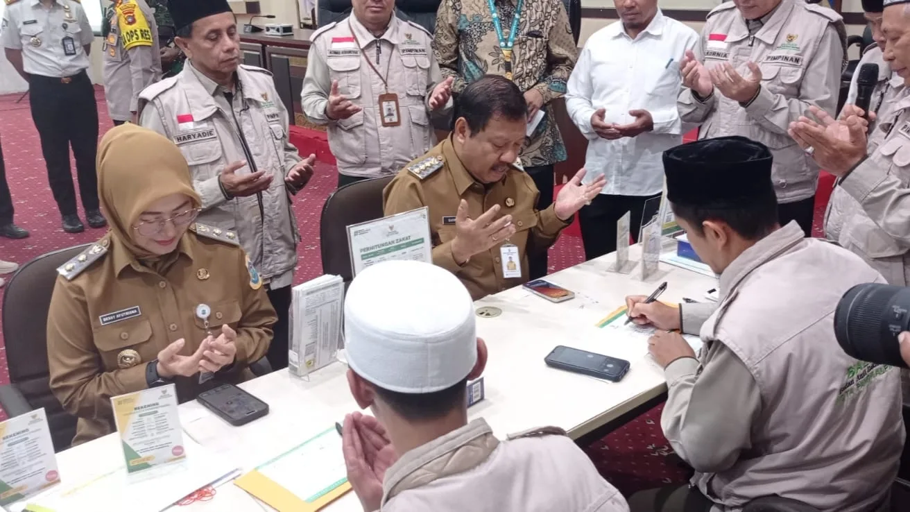 Walikota Pangkalpinang Prof Saparudin dan Cece Dessy kompak menjadi Komando dalam Gerakan Zakat (FOTO: Eji A.D / Berita-Fakta)