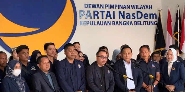 Abdullah Randi bersama pengurus DPW NasDem Babel gelar konferensi pers terkait cover majalah tempo. (Foto:ist)