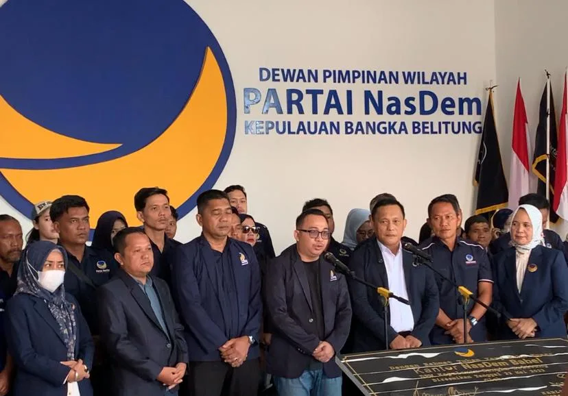 Abdullah Randi bersama pengurus DPW NasDem Babel gelar konferensi pers terkait cover majalah tempo. (Foto:ist)