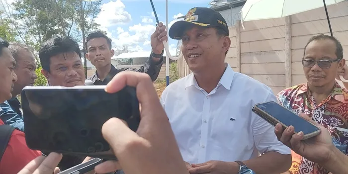 Bupati Bangka Ferry Insani saat dikonfirmasi awak media usai peresmian smelter Timah baru PT Mitra Bangka Sejahtera (Foto: Rama Nuansa/Berita-Fakta)