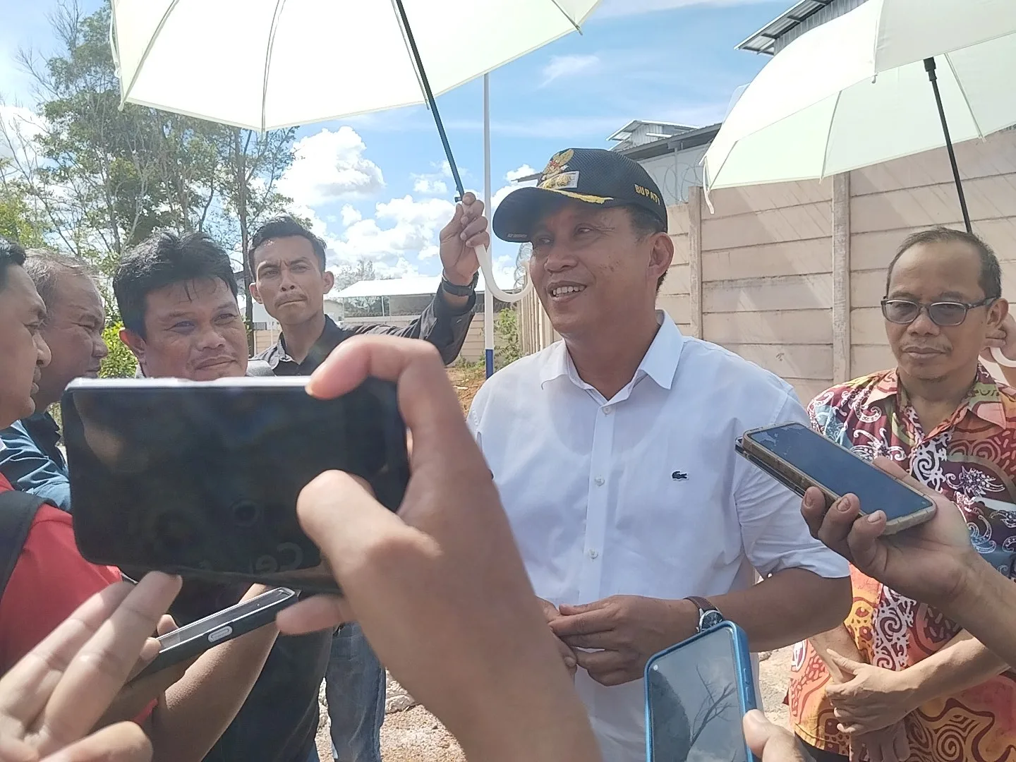 Bupati Bangka Ferry Insani saat dikonfirmasi awak media usai peresmian smelter Timah baru PT Mitra Bangka Sejahtera (Foto: Rama Nuansa/Berita-Fakta)