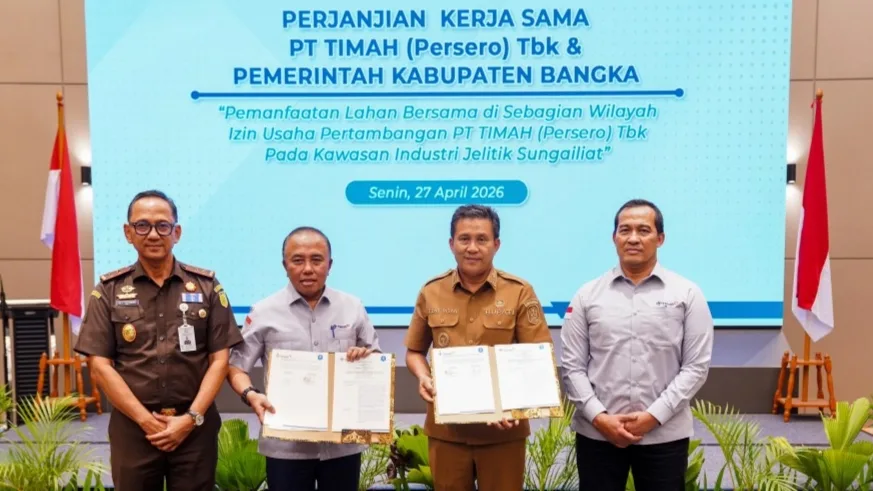 Bupati Bangka dan Dirut PT Timah Tbk melakukan tanda tangan kerjasama PLBB untuk optimalkan lahan tambang di kawasan Jelitik (Foto: Dok PT Timah Tbk)